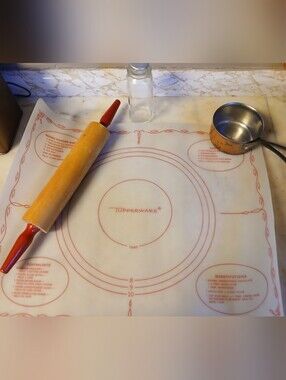 Tupperware Silicone Baking Mat with Print Guides